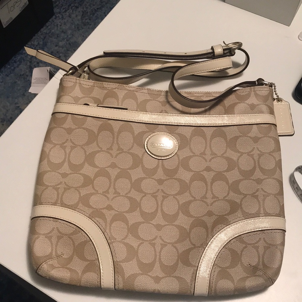 New Coach Khaki/Ivory Pey File Bag